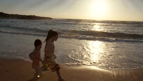 Tres-niños-jugando-en-la-playa-juntos