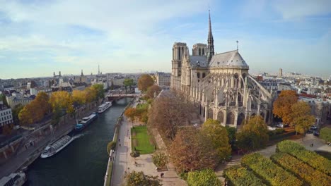 Vista-aérea-de-París-con-la-Catedral-de-Notre-Dame