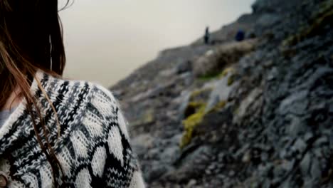 Nahaufnahme-der-Brünette-Frauen-Haare-im-Wind-wehenden.-Junge-Frau-in-Lopapeysa-Pullover-Wandern-in-den-Bergen