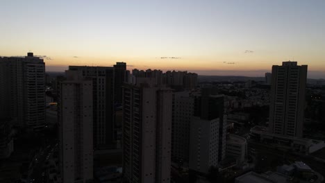 Volando-sobre-puesta-de-sol-en-la-ciudad-de-Ribeirao-Preto,-Sao-Paulo,-Brasil