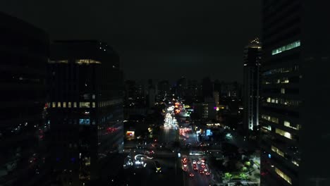 Avenue-Faria-Lima-in-Sao-Paulo-in-der-Nacht,-Brasilien