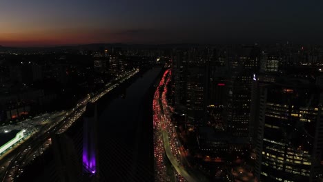 Aéreos-ver-de-Marginal-Pinheiros-y-Puente-Estaiada-por-la-noche-en-Sao-Paulo,-Brasil