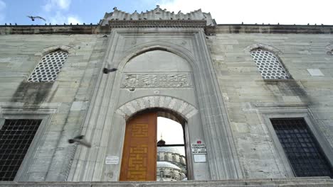 Yeni-Camii-(neue-Moschee)-im-Viertel-Eminonu,-Istanbul,-Türkei.