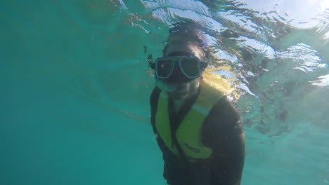 Buceo-bajo-el-agua-tomando-una-selfie-en-islas-Whitsunday,-Australia