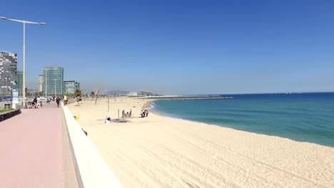 Playa-de-la-ciudad-con-vistas-al-mar-Mediterráneo