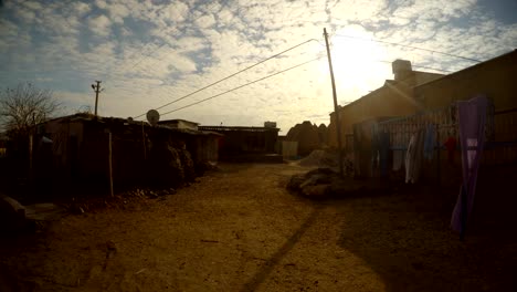 patio-y-la-calle-en-un-asentamiento-árabe-en-las-afueras-de-una-antigua-ciudad-árabe-en-el-sur-de-Turquía