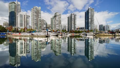 Vancouver-Harbourfront-Architektur-Spiegelungen-im-Wasser-der-Marina