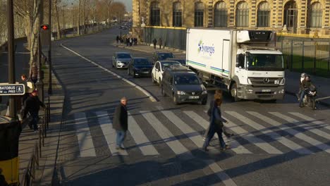 france-sunny-paris-double-decker-bus-louvre-museum-riverside-crowded-street-panorama-4k