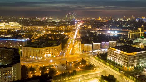 Rusia-noche-iluminación-al-atardecer-cielo-Moscú-paisaje-urbano-tráfico-calle-panorama-4k-lapso-de-tiempo