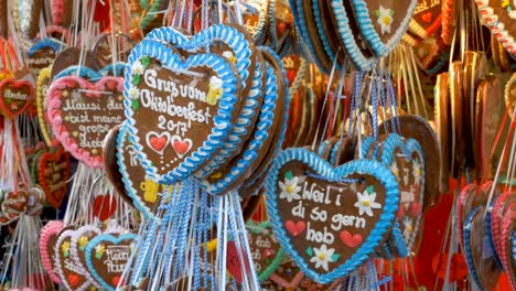 Traditionelle-bunte-Lebkuchen-in-Herzform-auf-dem-Oktoberfest-Festival,-Bayern,-Deutschland