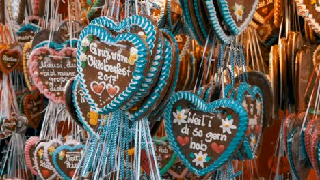 Traditionelle-bunte-Lebkuchen-in-Herzform-auf-dem-Oktoberfest-Festival,-Bayern,-Deutschland