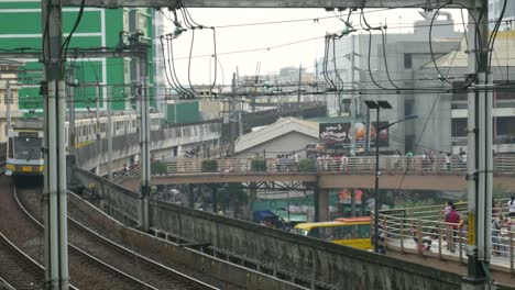 Manila-Rail-Transit-Train-and-commuters