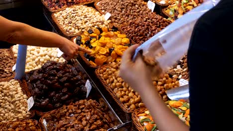 Große-Theke-von-getrockneten-Früchten-und-Nüssen-auf-einem-Bauernmarkt-in-La-Boqueria.-Barcelona.-Spanien