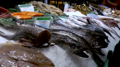 Zähler-mit-Meeresfrüchten-in-La-Boqueria-Fischmarkt.-Barcelona.-Spanien