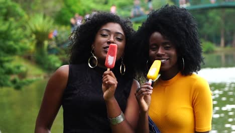 Mädchen-im-Teenageralter-Eis-essen