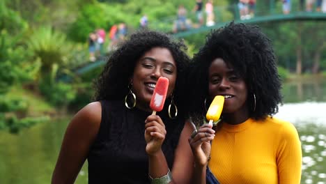 Mädchen-im-Teenageralter-Eis-essen