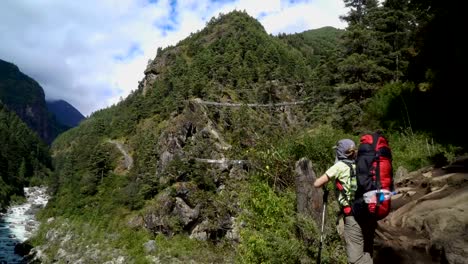 Mädchen-Tourist-macht-ein-Foto-von-Natur