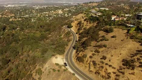 Antena-tilt-abajo-vista-de-Mulholland-Drive-en-las-colinas-de-Hollywood