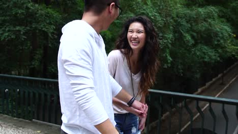 Asian-Paar-genießt-einen-Tag-im-Park