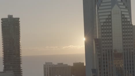 Sunrise-spähen-durch-die-Chicago-Gebäude