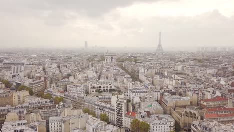 Fliegen-über-die-Dächer-von-Paris