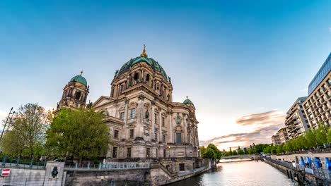 Berlín-ciudad-horizonte-timelapse-en-la-Catedral-de-Berlín-(Berliner-Dom)-y-el-río-Spree,-lapso-de-tiempo-de-4K-de-Berlín,-Alemania