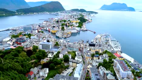 Stadt-von-Alesund-Norwegen-Luftaufnahmen