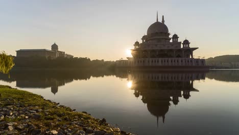 Espectacular-amanecer-en-la-mezquita-de-Putra,-Putrajaya