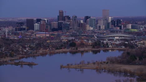 Luftaufnahme-der-Innenstadt-von-Denver-in-der-Abenddämmerung-von-Sloan-See