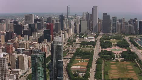 Aerial-shot-of-Grant-Park,-Buckingham-Fountain-and-downtown-Chicago.