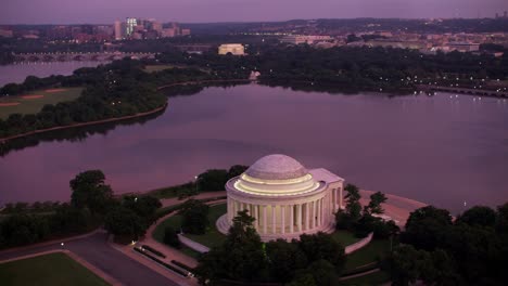 Vista-aérea-del-monumento-a-Jefferson-y-lavabo-de-marea-al-amanecer.