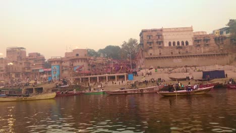 Paseo-en-barco-en-el-río-Ganges,-Varanasi,-India