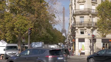 Calle-de-París-con-vistas-a-la-Torre-Eiffel,-Francia