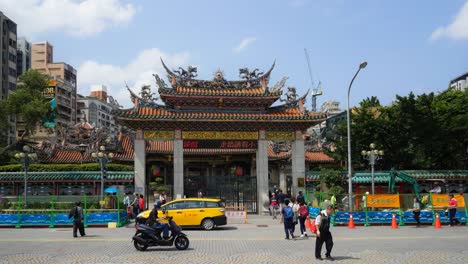 Taipei,-Taiwan---April-19,-2018-:-People-walking-and-traffic-in-front-of-the-gate-of-LONGSHAN-Temple.-4K-Timelapse-VDO.