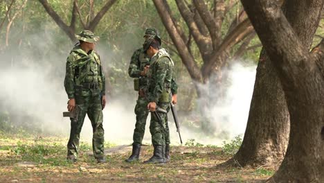 Soldado-con-arma-pistola-y-waring-armadura-uniforme.-El-ejército-es-responsable-de-mantener-el-territorio.