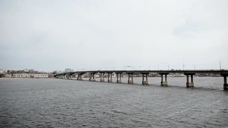 Blick-auf-den-Fluss-mit-einer-Brücke-in-Kostroma