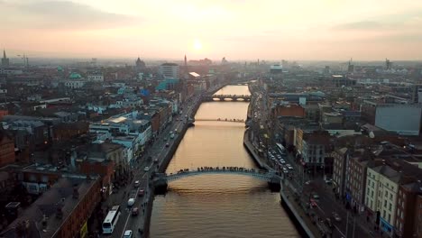 Luftaufnahme-der-Innenstadt-von-Dublin-mit-Fluss-Liffey-bei-Sonnenuntergang