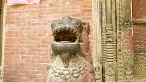 Statue-in-antiken-Stadt-Patan-im-Kathmandu-Tal.-Nepal.