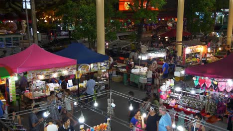 berühmte-Nacht-Phuket-Insel-Patong-Straßenmarkt-auf-dem-Dach-slow-Motion-Panorama-4k-thailand