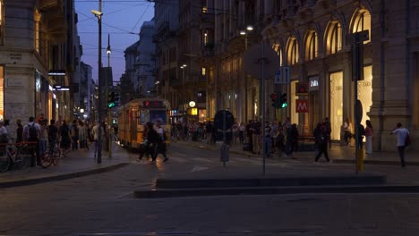 Italien-Nacht-beleuchtet-Mailand-berühmten-Straßenbahn-Verkehr-Straße-Kreuzung-Panorama-4k