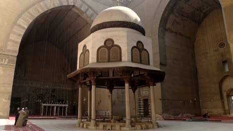 inneren-Topf-der-Moschee-des-Sultan-Hassan-in-Kairo,-Ägypten