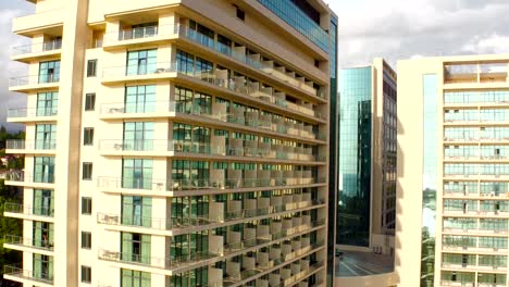 Moderno-edificio-con-ventanas-espejadas,-tiro-aéreo-de-alto