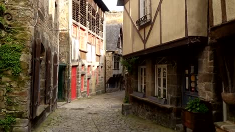 houses-at-the-street-of-Dinan