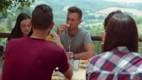 Grupo-de-amigos-haciendo-el-desayuno-al-aire-libre-en-un-paisaje-tradicional.-filmada-en-cámara-lenta