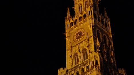 Night-view-of-New-Town-Hall--on-Marienplatz-in-Munich,-Bavaria