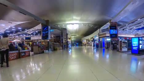 4K,-lapso-de-tiempo-dentro-de-salida-termina-el-aeropuerto-de-Suvarnabhumi-bangkok-Tailandia