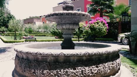 Beautiful-fountain-in-a-park-in-San-Miguel-de-Allende,-Mexico---crane-up