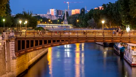 Fluss-und-Brücke-in-der-Nähe-von-Notre-Dame-De-Paris-Kathedrale-Tag-zu-Nacht-Zeitraffer-nach-Sonnenuntergang