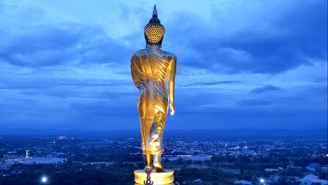 Pie-de-la-estatua-de-Buda-en-Wat-Phrathat-Khao-Noi,-Nan,-Tailandia.-Uno-de-los-mejores-lugares-excelente-vista.