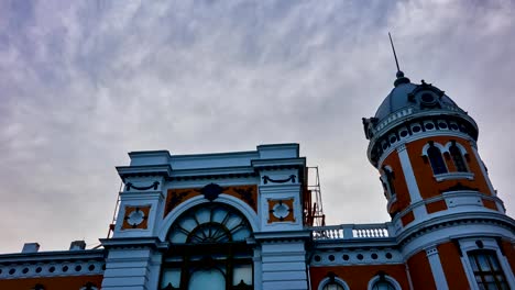 LAPSO-de-tiempo:-El-cielo,-flotando-las-nubes-sobre-el-antiguo-edificio-del-Museo.